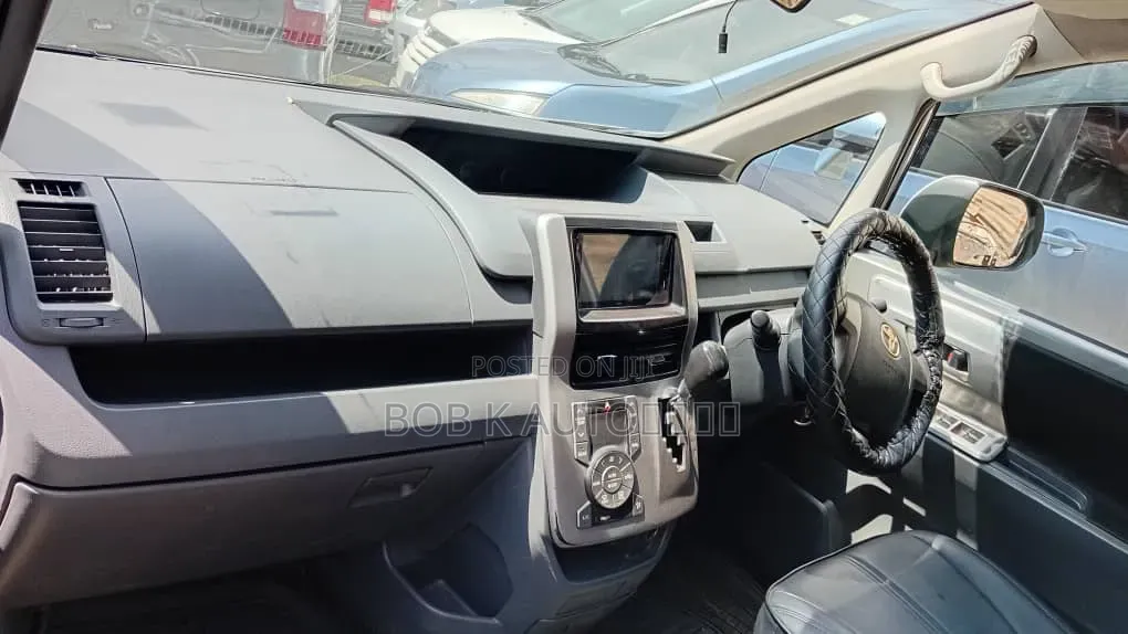 Toyota Noah 2011 Silver