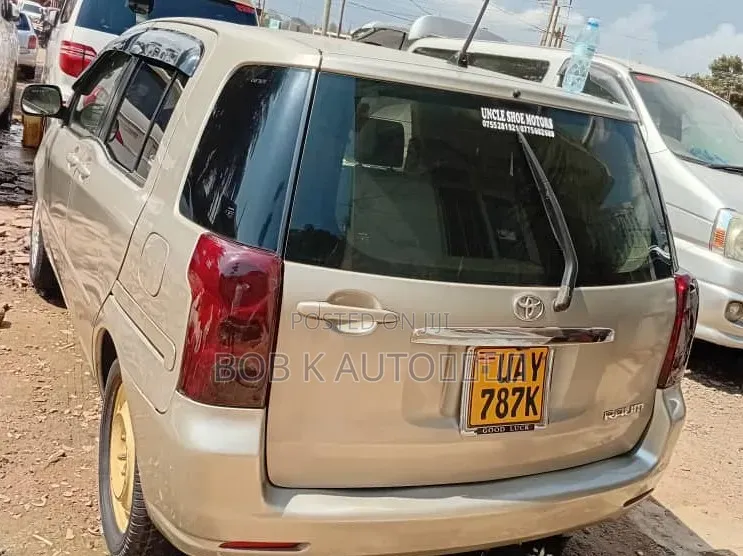 Toyota Raum 2005 Silver