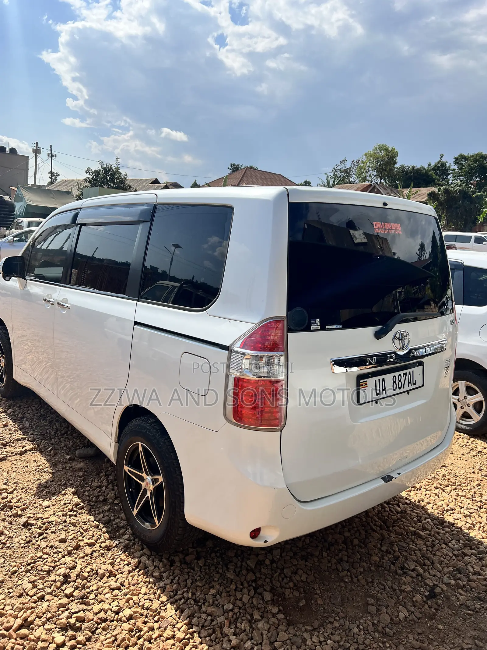 Toyota Noah 2.0 158hp AWD (8 Seater) 2009 White