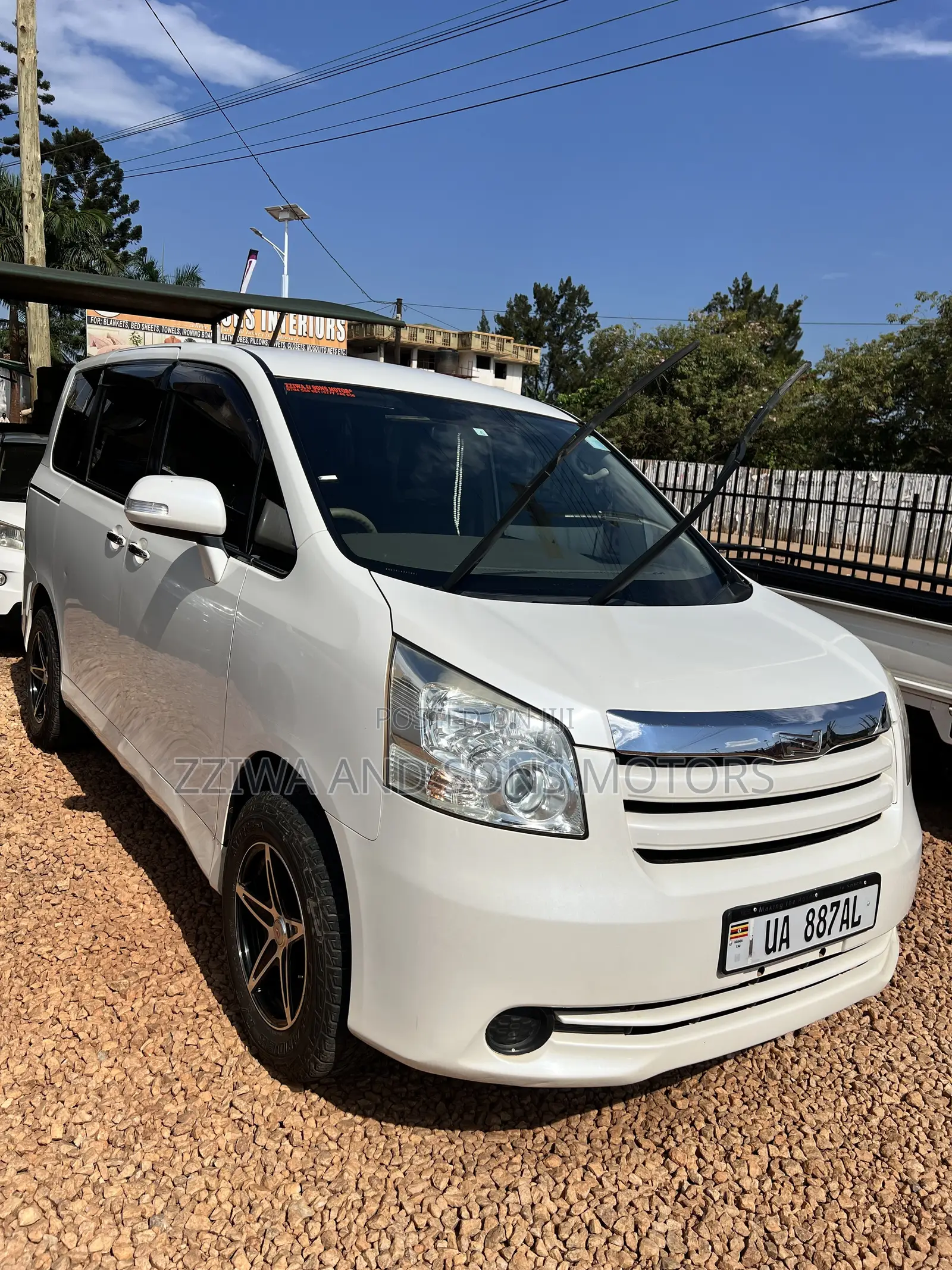 Toyota Noah 2.0 158hp AWD (8 Seater) 2009 White