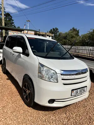 Toyota Noah 2.0 158hp AWD (8 Seater) 2009 White