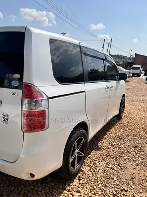 Toyota Noah 2.0 158hp AWD (8 Seater) 2009 White