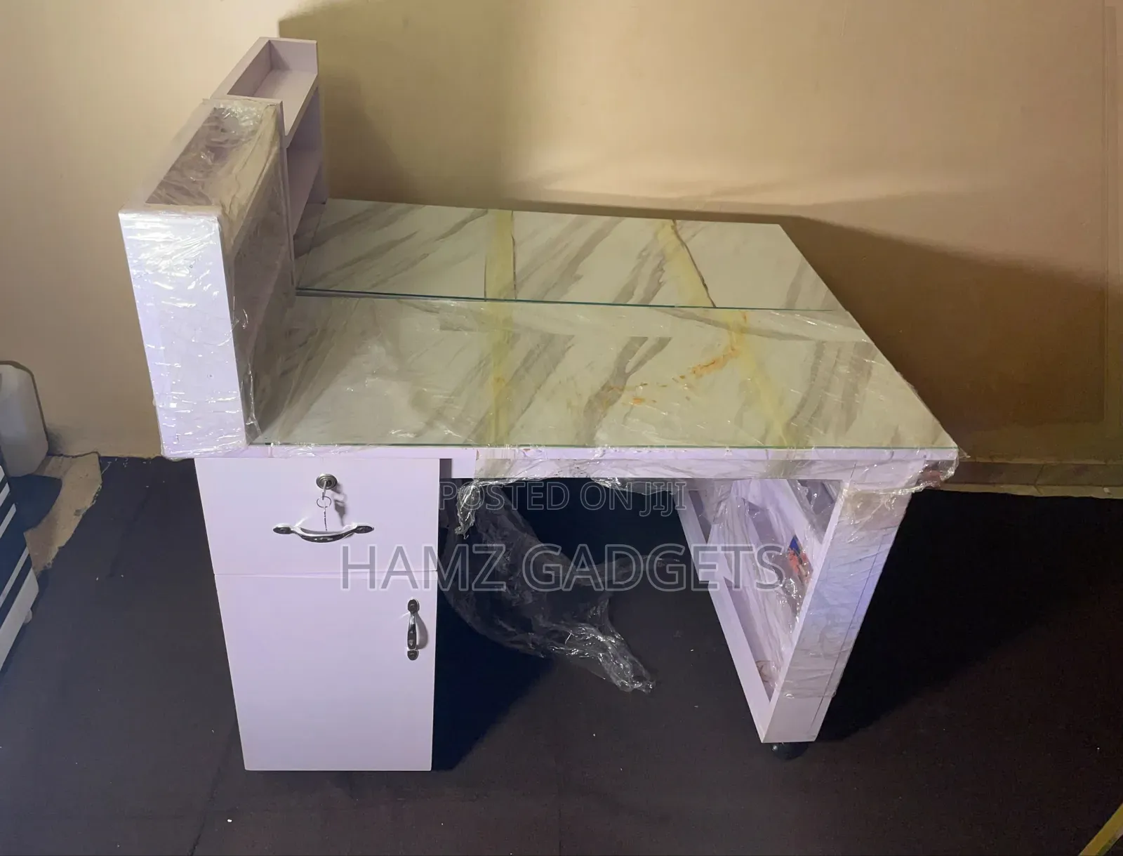 White Nail Table