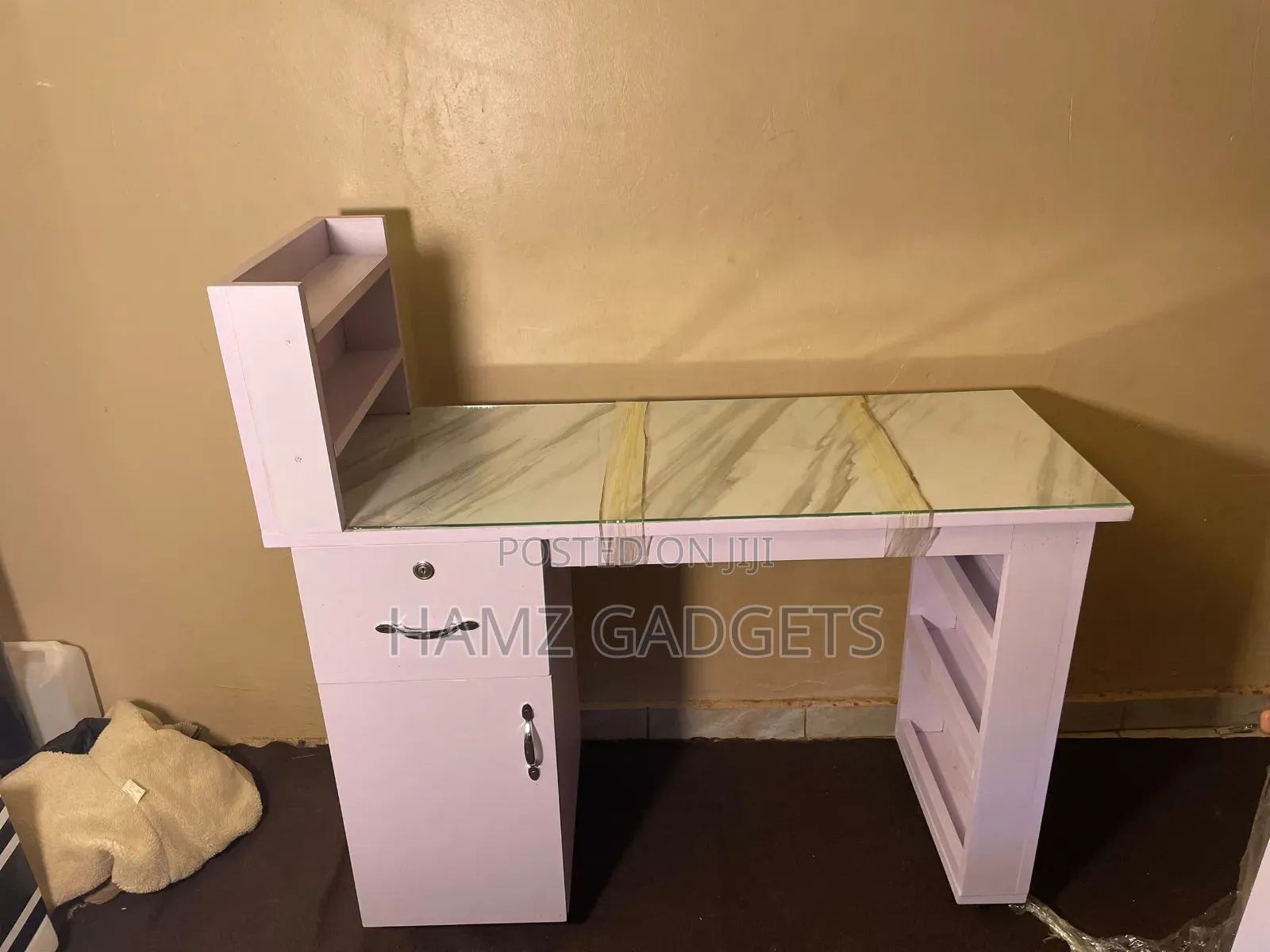 White Nail Table