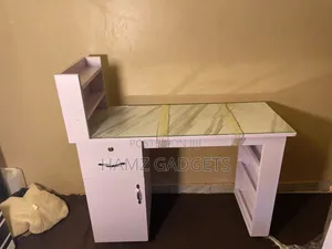White Nail Table