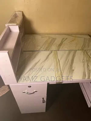 White Nail Table