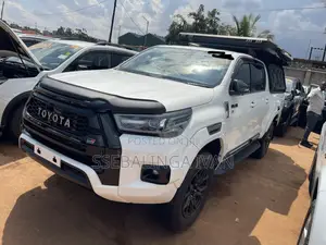 Toyota Hilux 2023 White