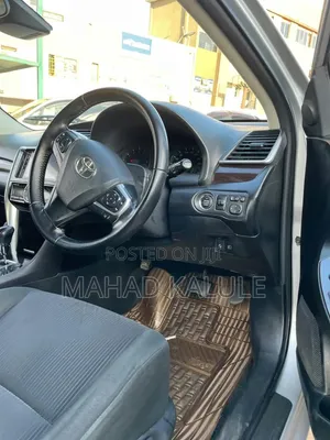 Toyota Premio 2017 Silver