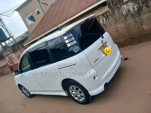 Toyota Sienta 2010 White