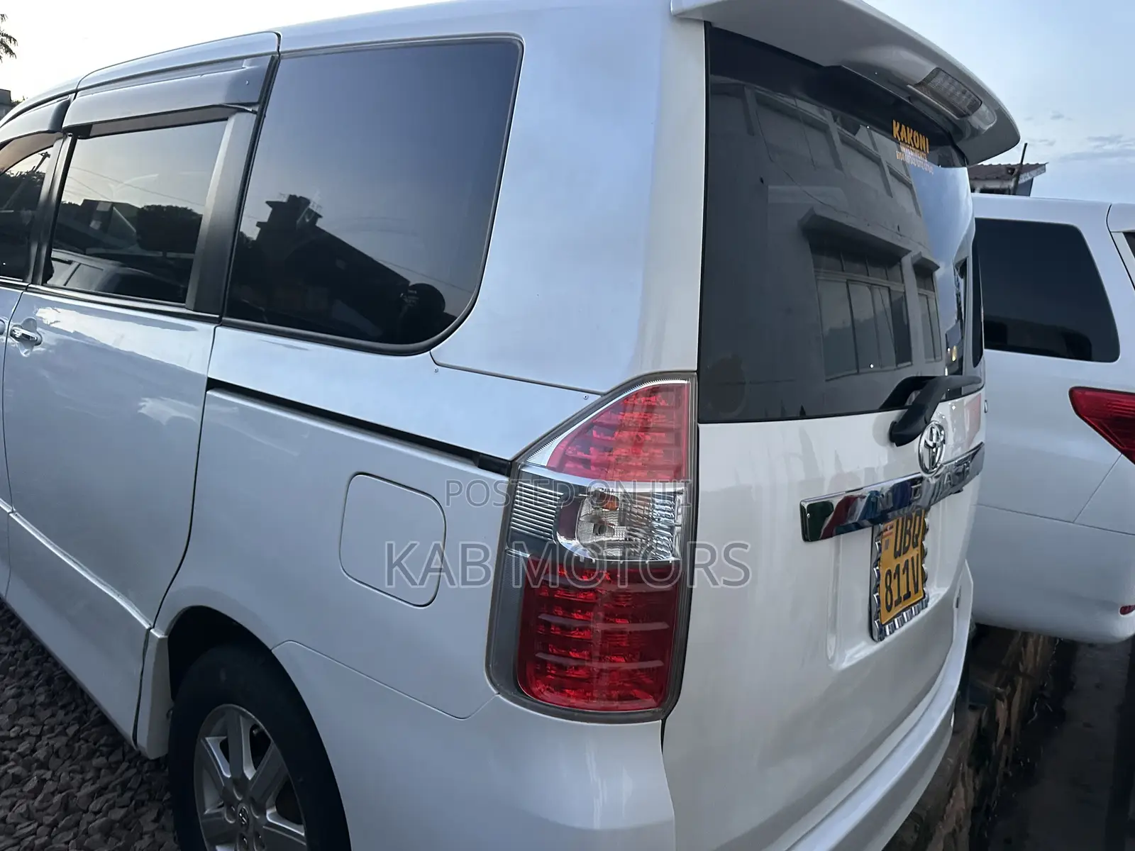 Toyota Noah 2.0 143hp AWD (8 Seater) 2009 White