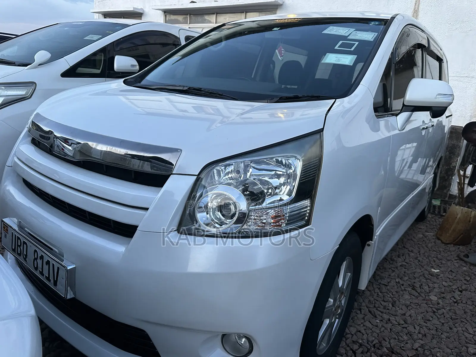 Toyota Noah 2.0 143hp AWD (8 Seater) 2009 White