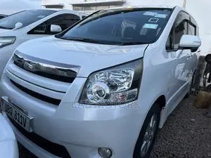 Toyota Noah 2.0 143hp AWD (8 Seater) 2009 White
