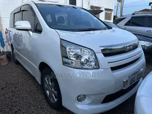 Toyota Noah 2.0 143hp AWD (8 Seater) 2009 White