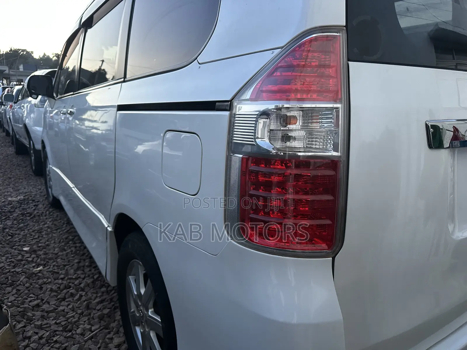 Toyota Noah 2.0 143hp AWD (8 Seater) 2009 White