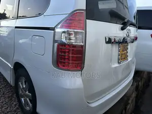 Toyota Noah 2.0 143hp AWD (8 Seater) 2009 White
