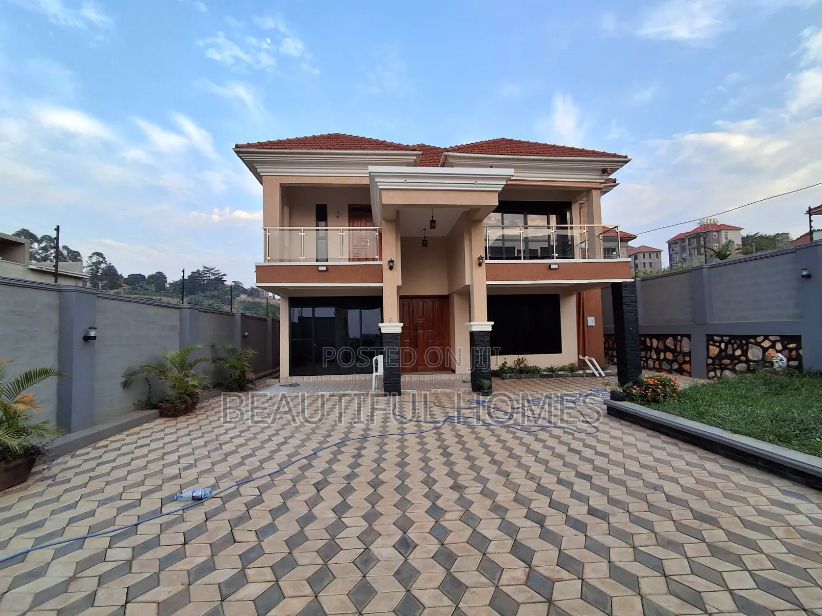 Furnished 5bdrm Villa in Kira for sale