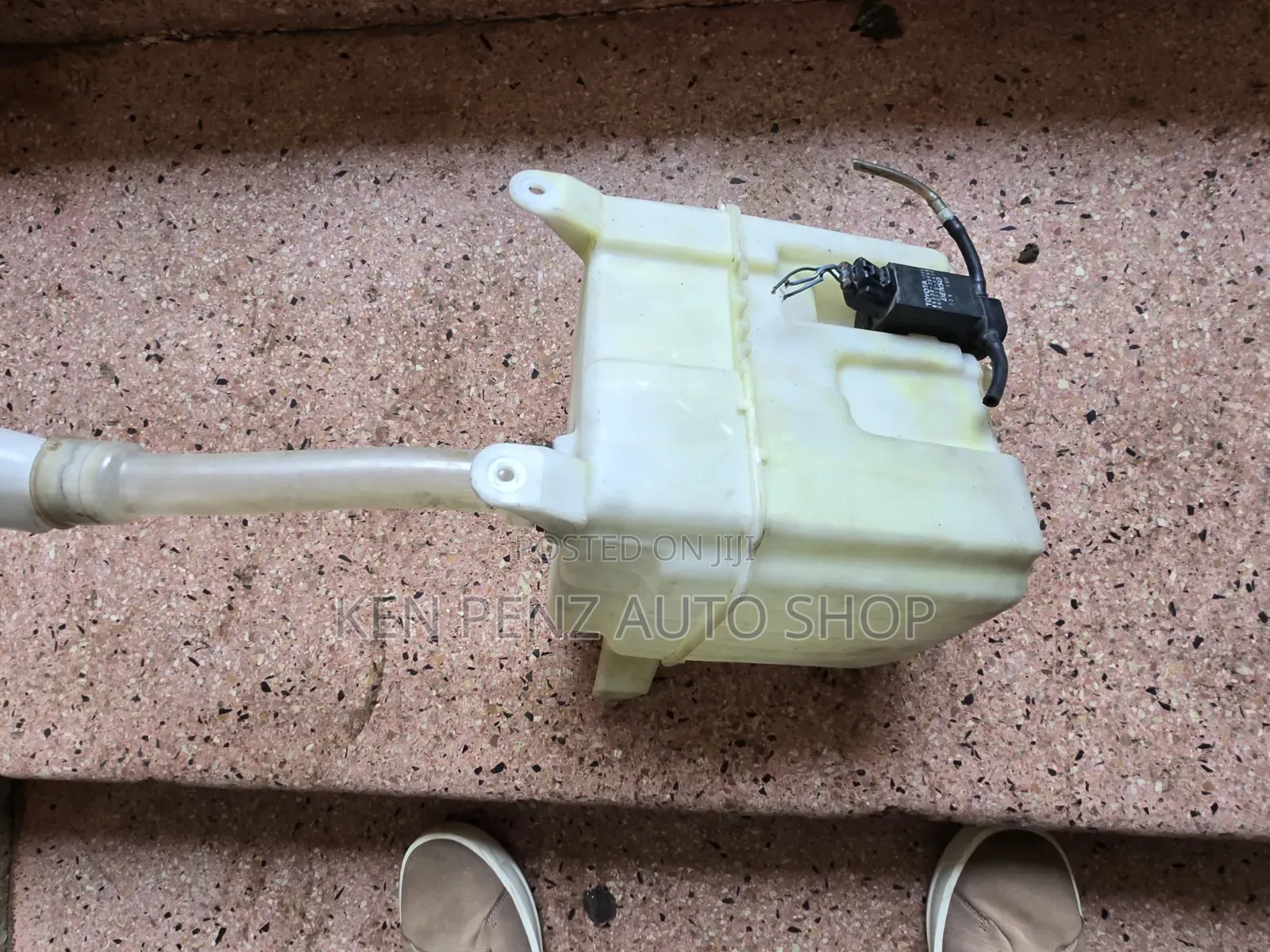 Toyota Kluger Windshield Washer Fluid Reservoir Tank