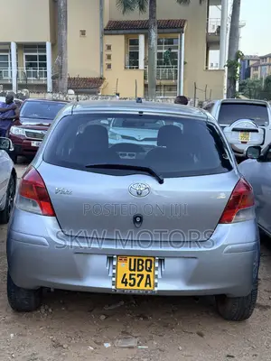 Toyota Vitz 2009 Silver