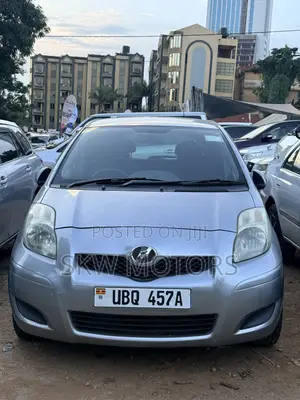 Toyota Vitz 2009 Silver