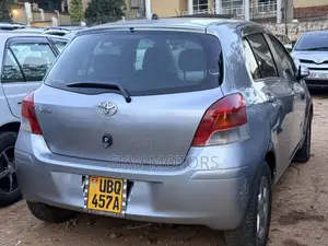Toyota Vitz 2009 Silver
