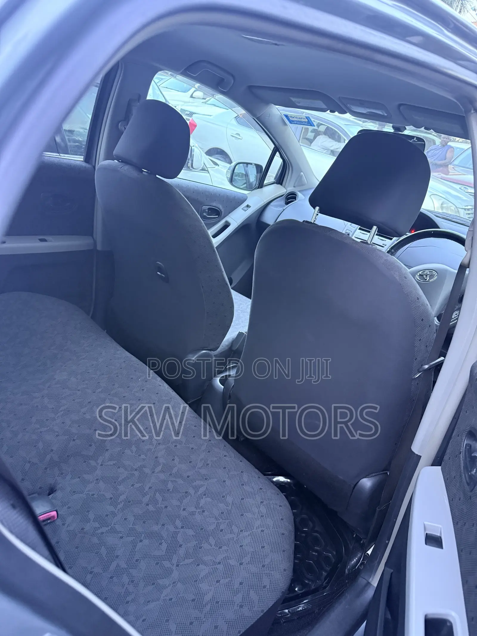 Toyota Vitz 2009 Silver