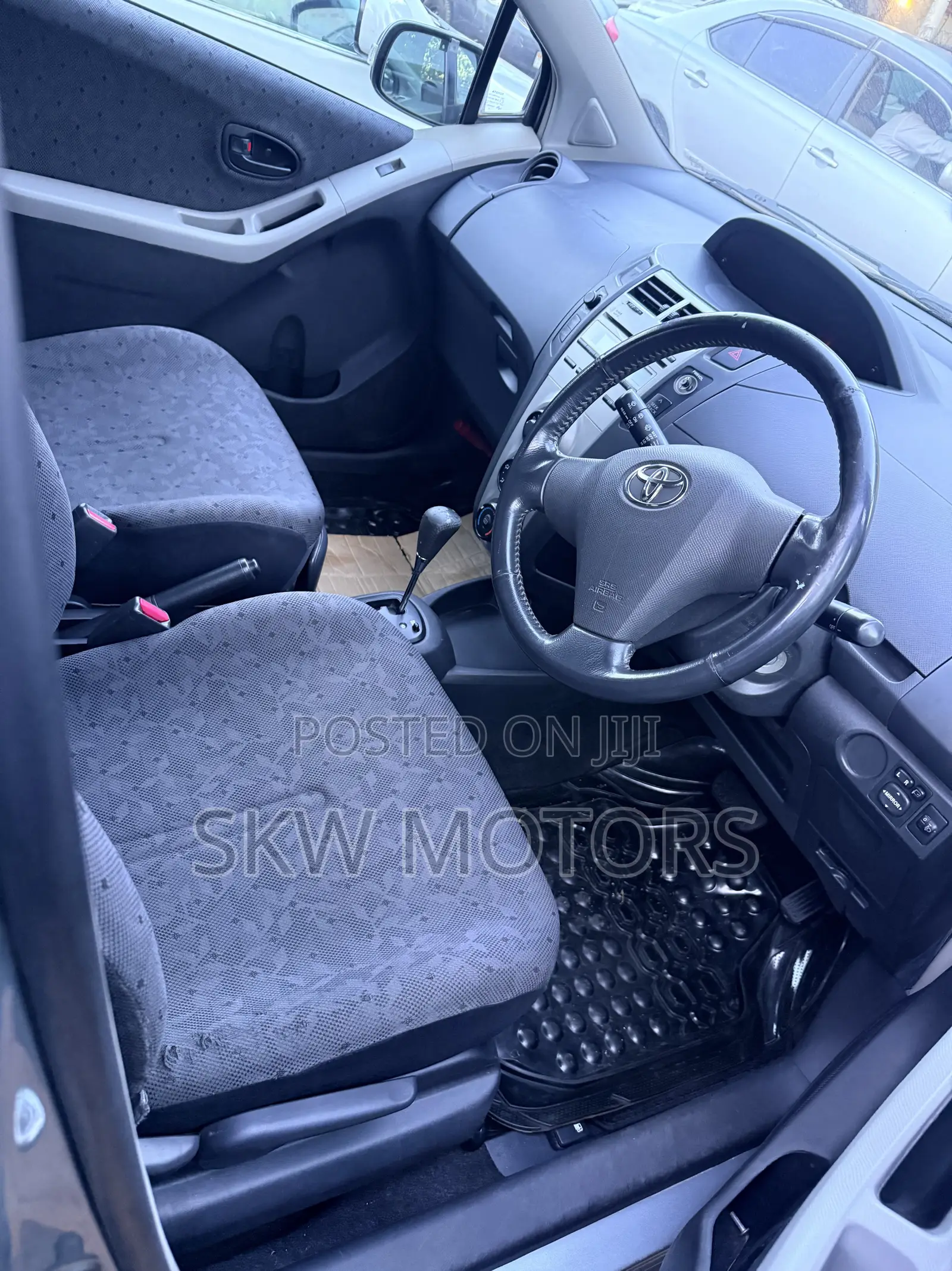 Toyota Vitz 2009 Silver