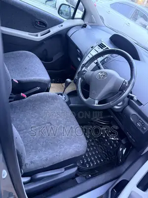 Toyota Vitz 2009 Silver