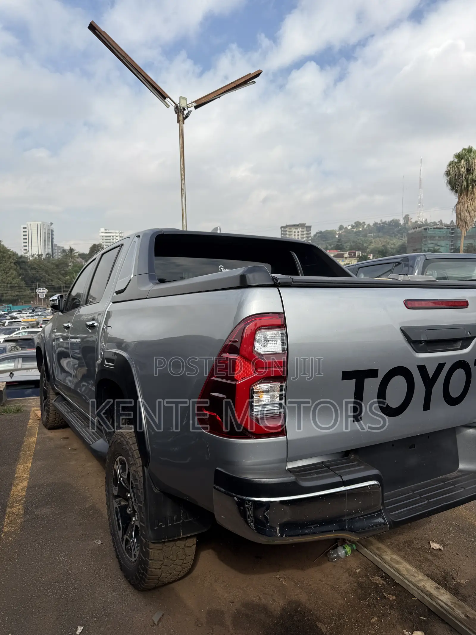 Toyota Hilux 2023 Gray