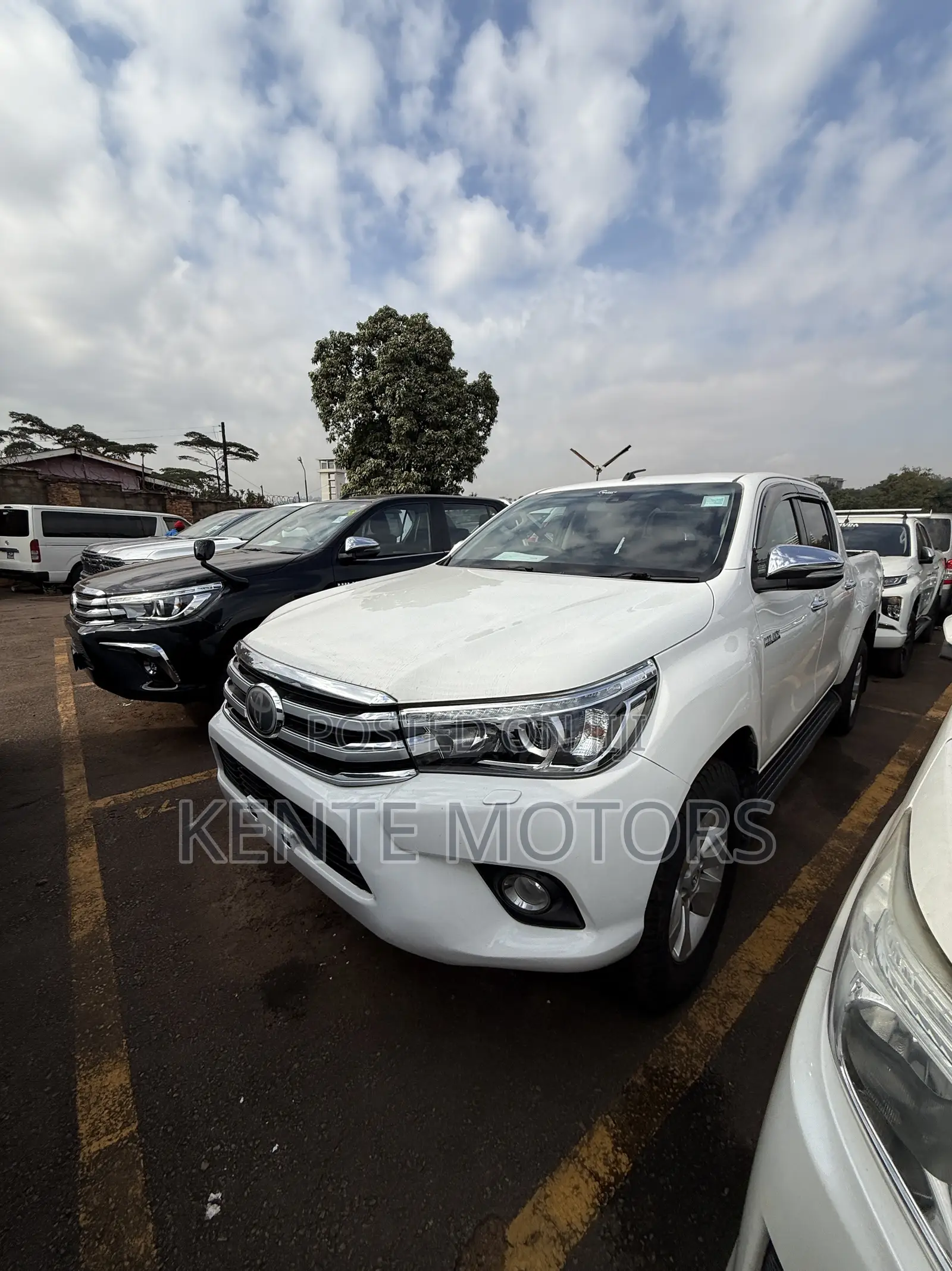 Toyota Hilux SR HI-Rider 2018 White