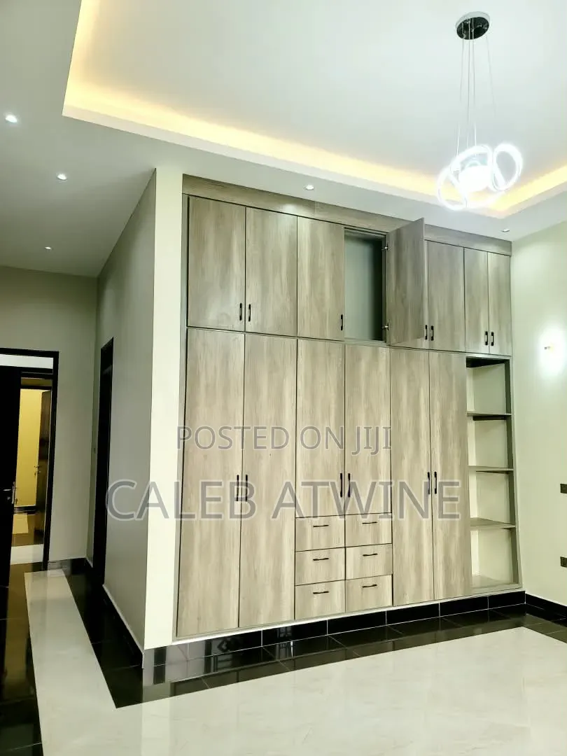 5bdrm Bungalow in Mawule Estate, Central Division for sale