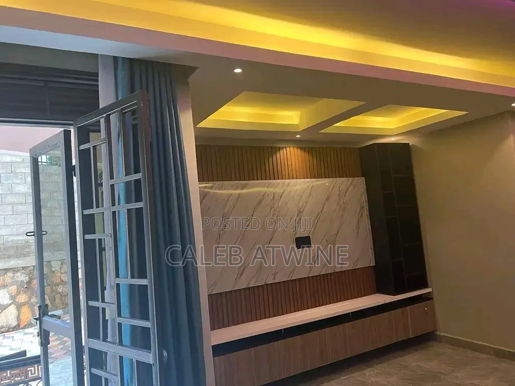 5bdrm Mansion in Nangabo Bamba Estate, Central Division for sale