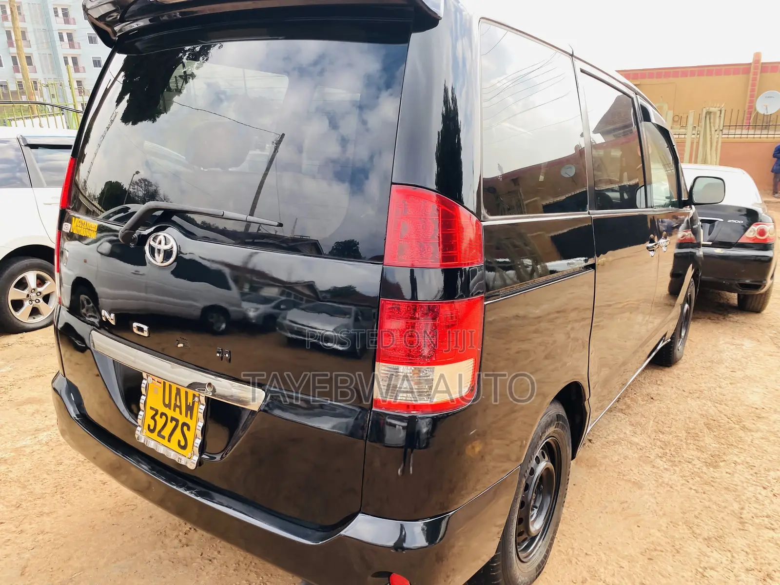 Toyota Noah 2003