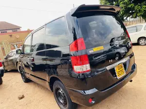 Toyota Noah 2003
