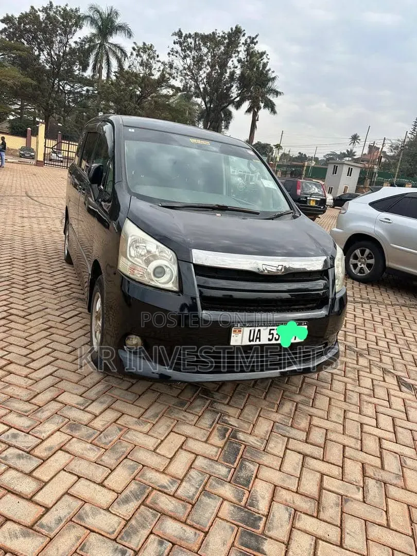 Toyota Noah 2010 Black