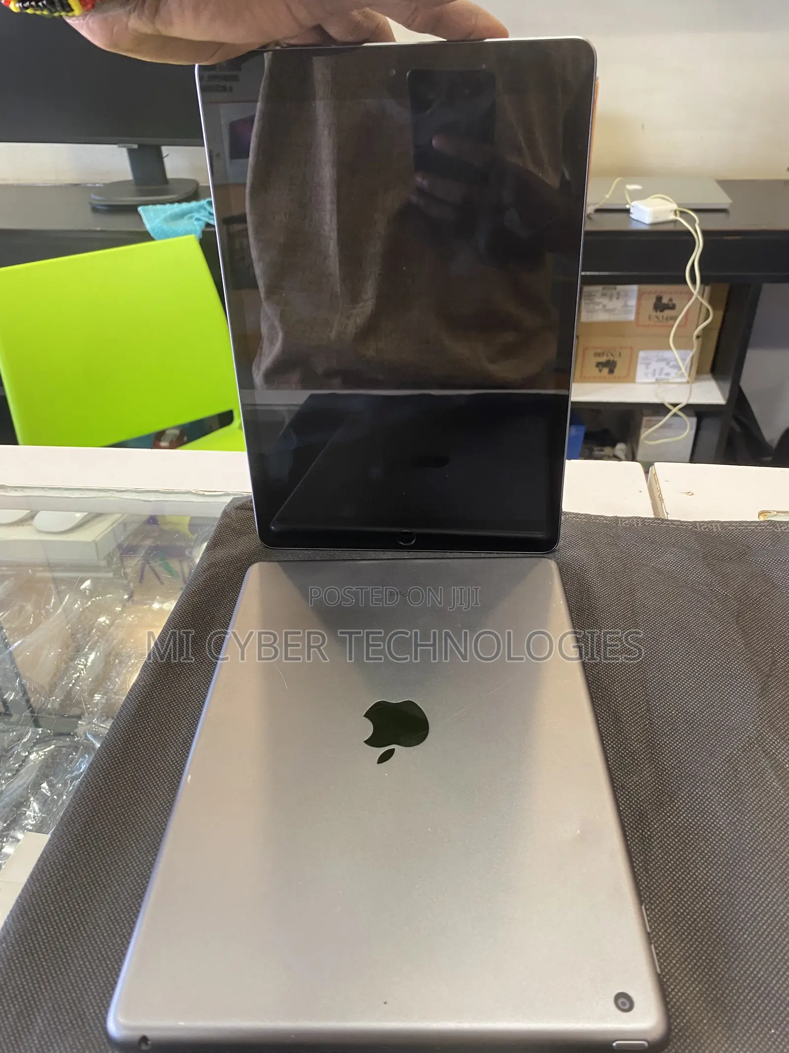 New Apple iPad 10.2 (2021) 16 GB Gray