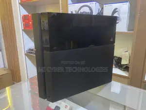 Sony PlayStation 4 (Original / Launch Edition).