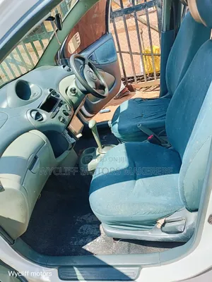 Toyota HiAce 2000 White
