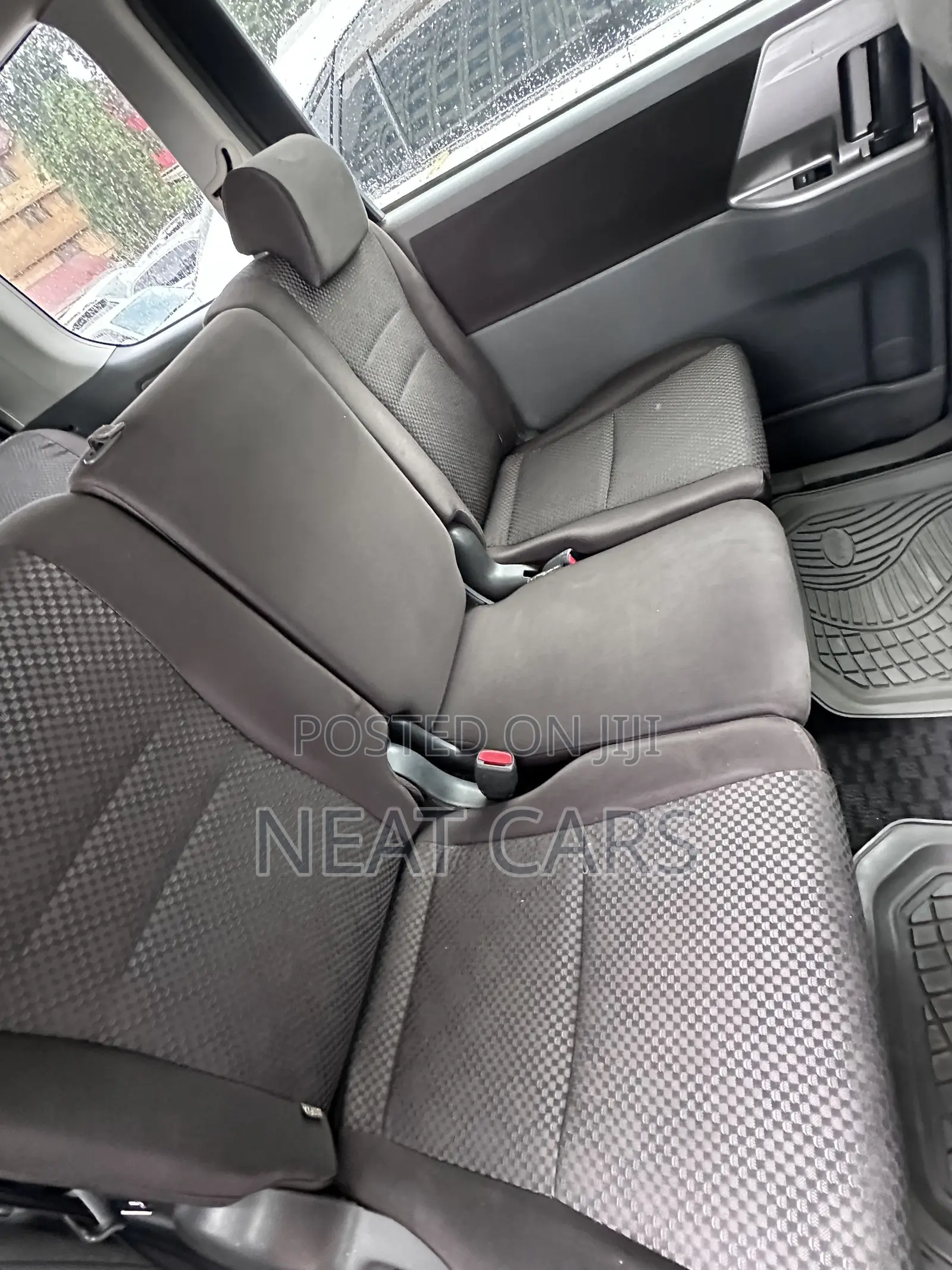 Toyota Noah 2010 Silver