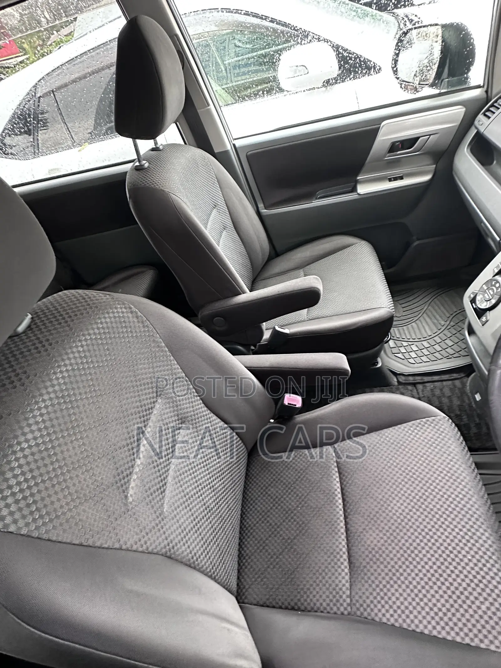 Toyota Noah 2010 Silver