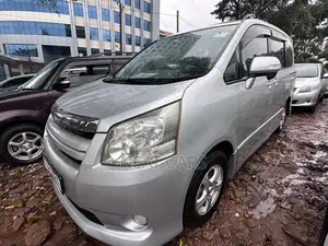 Toyota Noah 2010 Silver