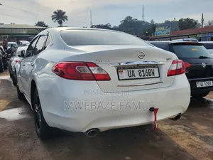 Nissan Fuga 2015