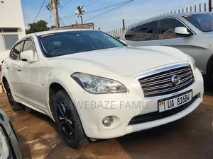 Nissan Fuga 2015
