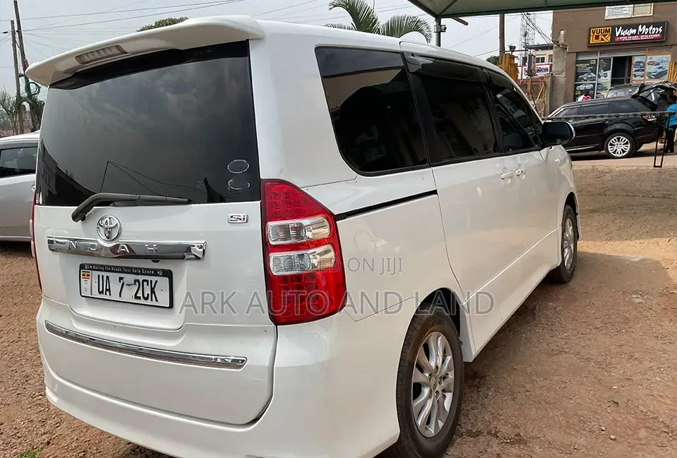 Toyota Noah 2011 White