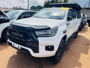 Toyota Hilux 2023 White