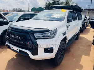 Toyota Hilux 2023 White