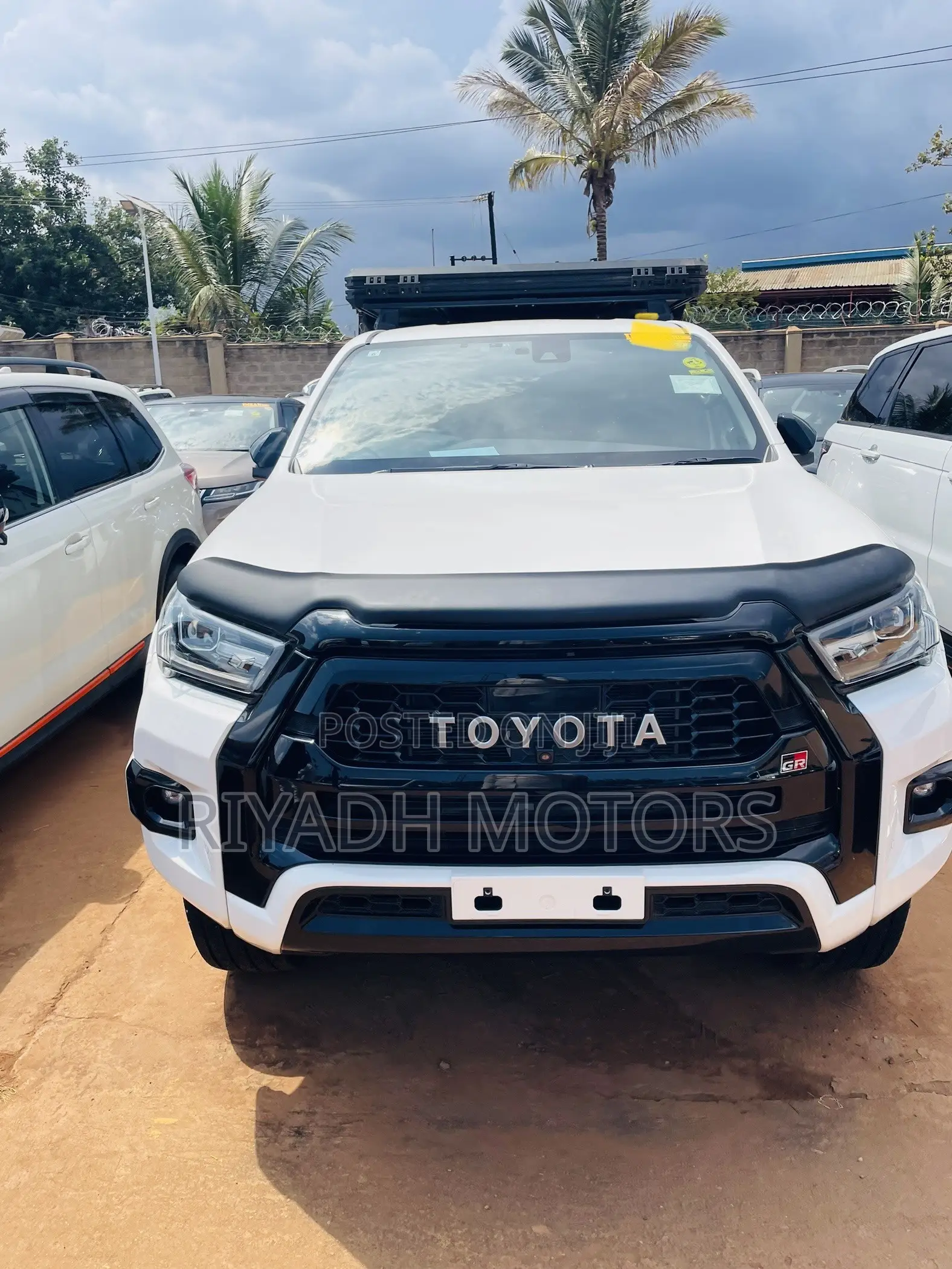 Toyota Hilux 2023 White