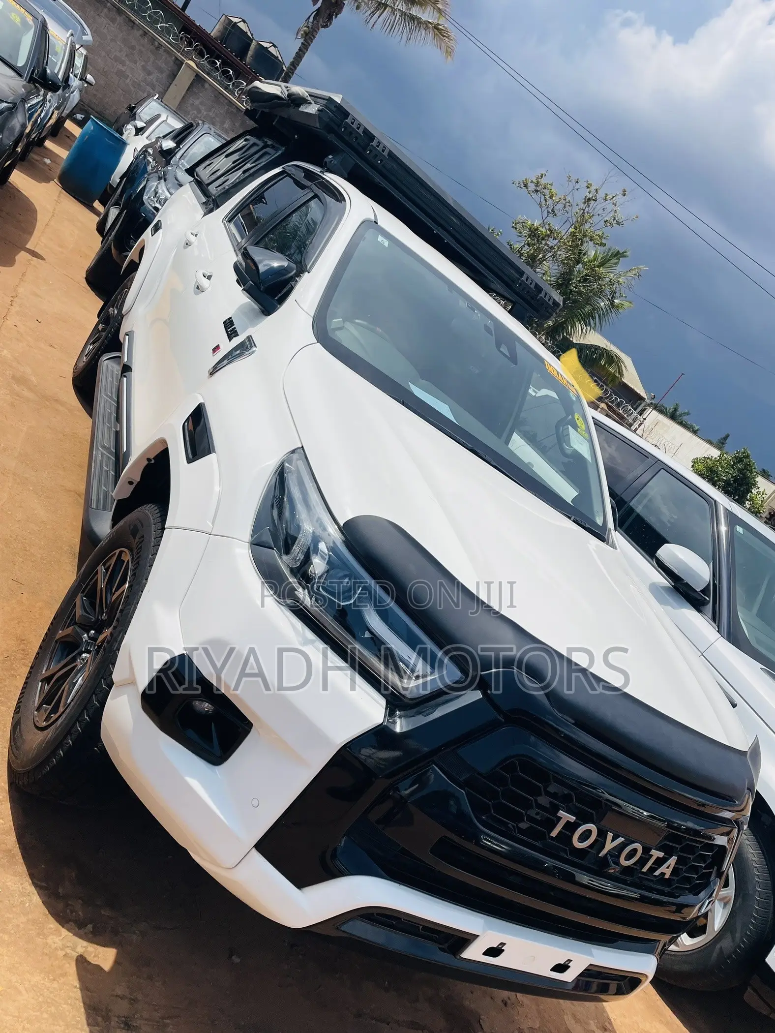 Toyota Hilux 2023 White