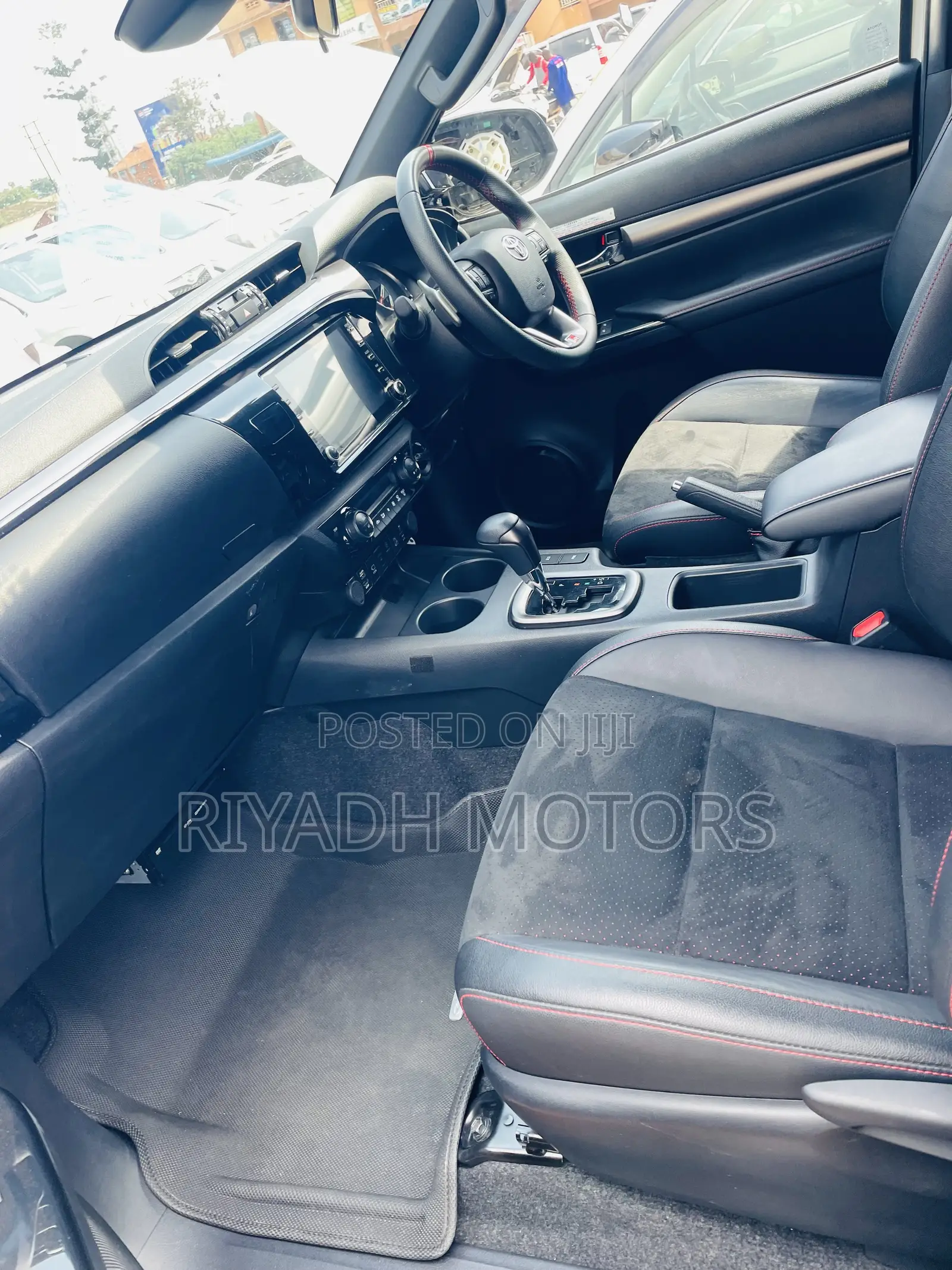 Toyota Hilux 2023 White