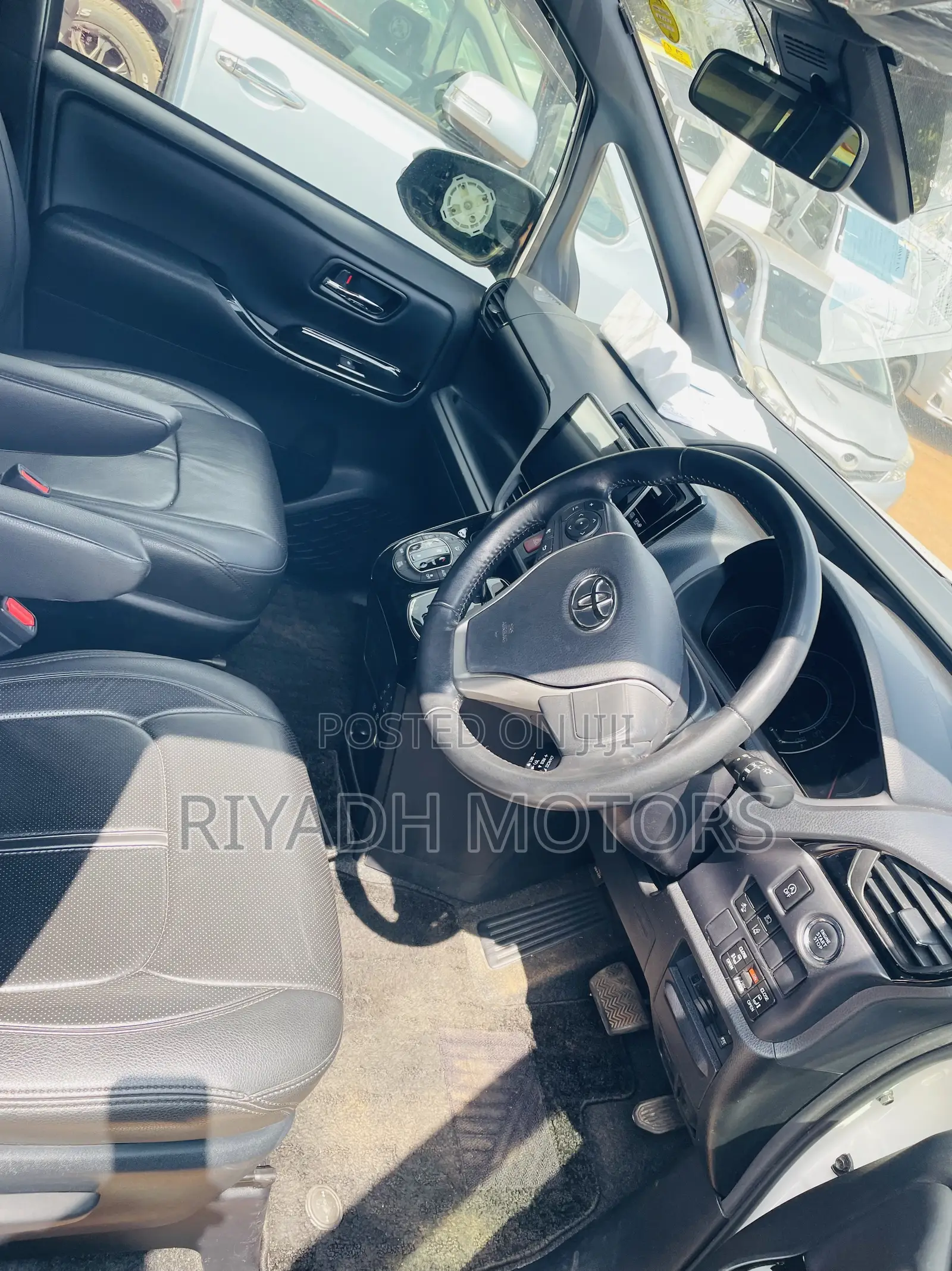 Toyota Noah 2.0 FWD (8 Seater) 2017 White