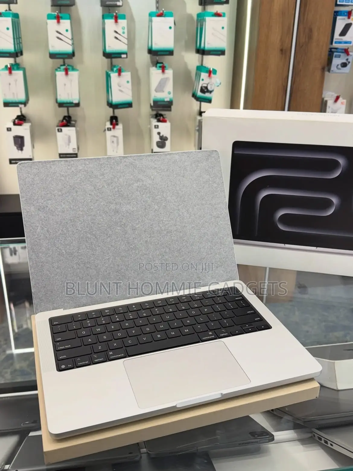 New Laptop Apple MacBook Pro 2025 M5 16GB Apple M5 HDD+SSD 512GB